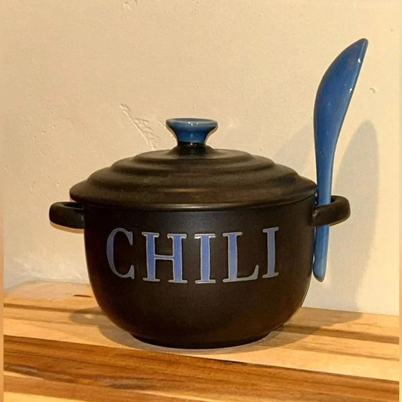Ceramic Chili Pot with Lid and Spoon. Blue and White. Holds 24 oz. Brand New!! - Picture 2 of 9